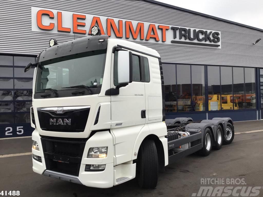 MAN TGX 35.560 8x4 Euro 6 Chassis Chassis met cabine