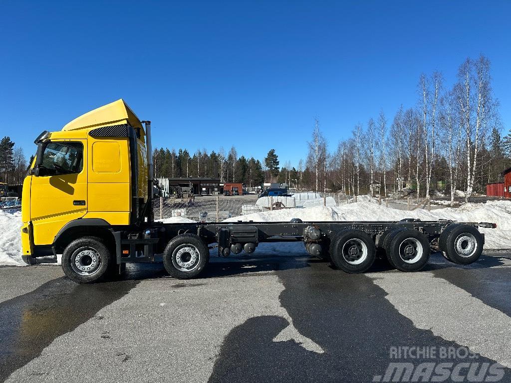 Volvo FH500 10x4 283tkm valmistuu ritilä-autoksi Vrachtwagens voor bosbouwmachines