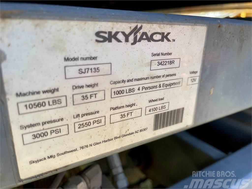 SkyJack SJ7135RT Schaarhoogwerkers