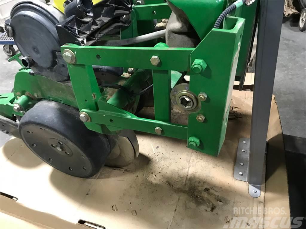 John Deere XP row unit w/ closing wheels & meters Overige zaaimachines
