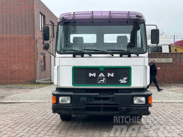 MAN 19.322 F / 4x2 / Blatt / ZF Vrachtwagen met containersysteem