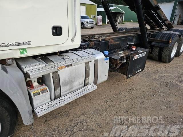 Mack Granite GU813 Vrachtwagen met containersysteem
