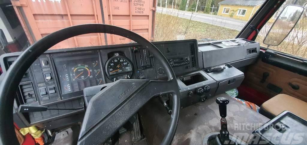 Scania 82 M henkilönostin Vlakke laadvloer met kraan
