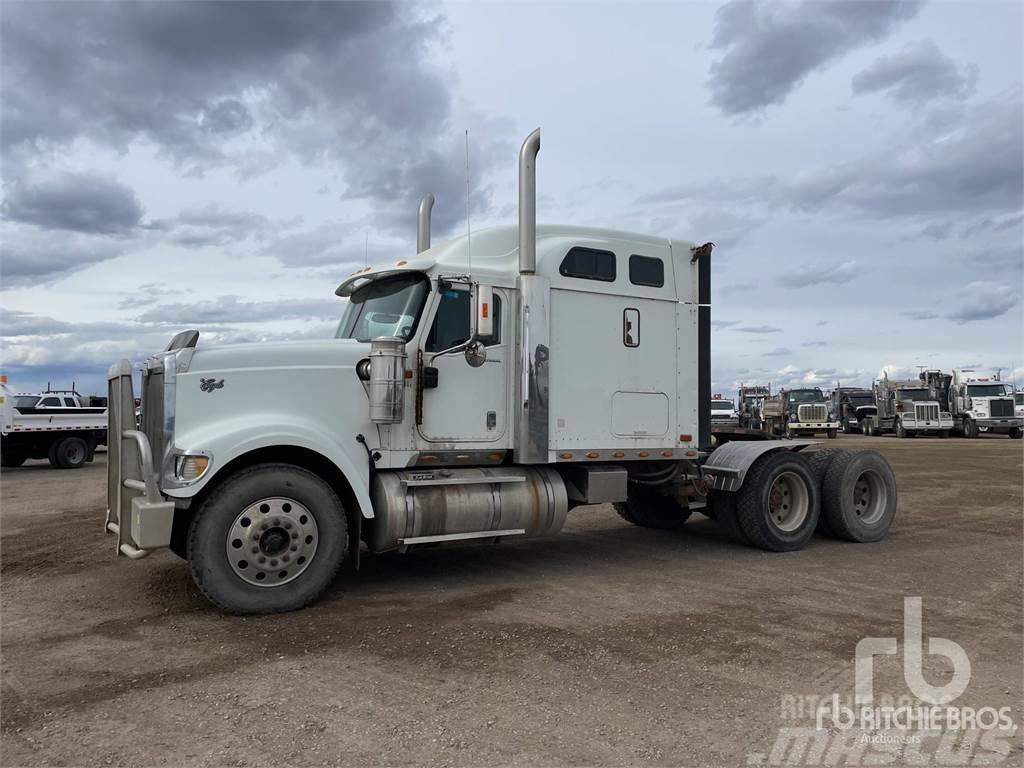 International 9900I Vrachtwagen met vlakke laadvloer en lier