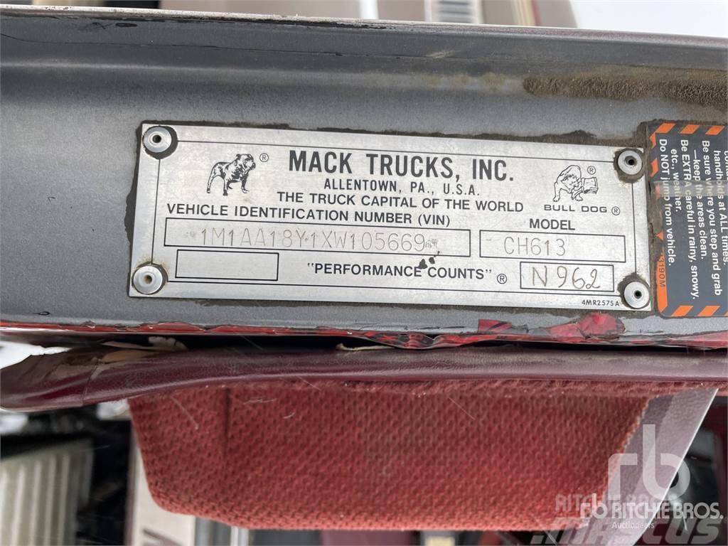 Mack CH613 Trekkers
