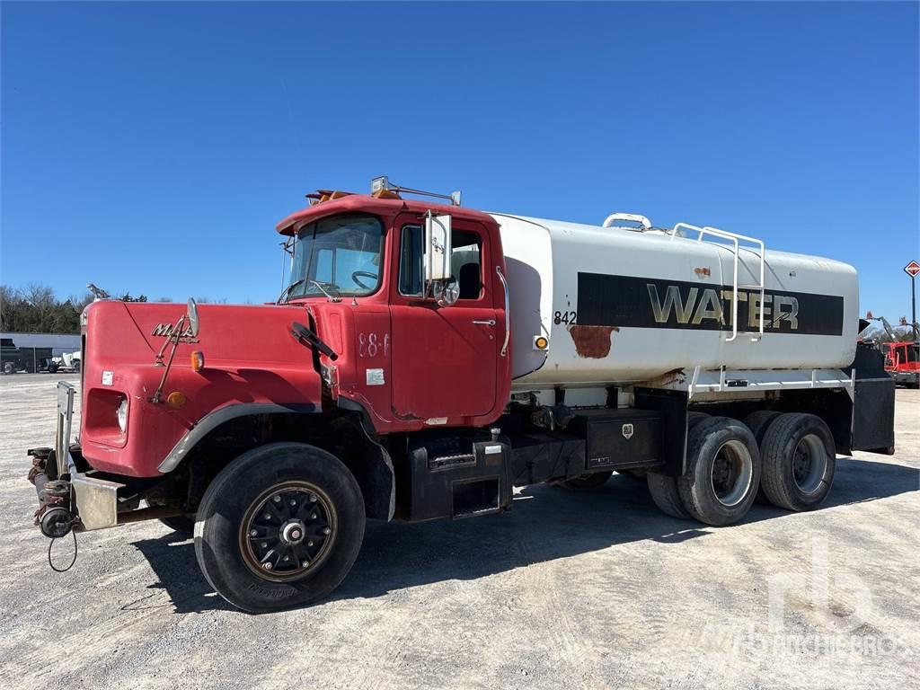 Mack DM690S Water tankwagens