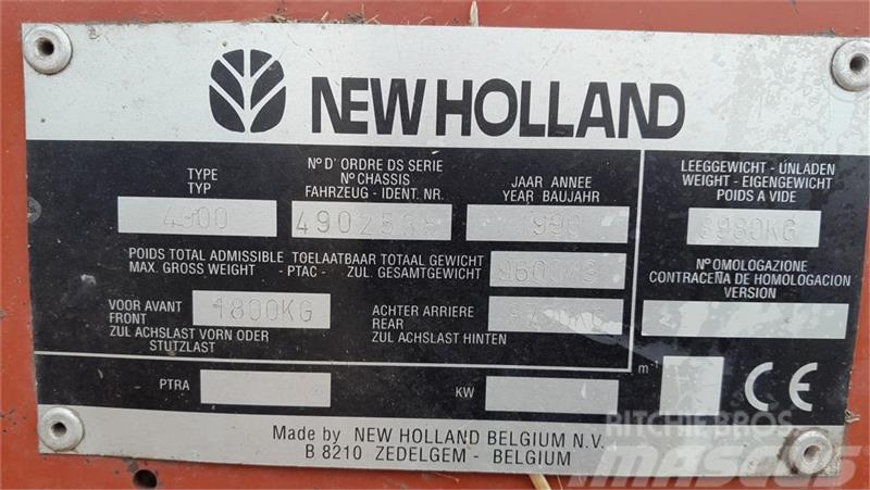 New Holland 4900 med Spragelse ballevogn Vierkante balenpers